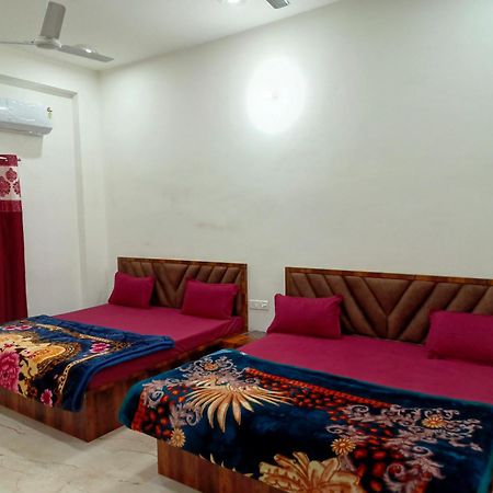 Hotel Shri Girraj Residency à Mathura Extérieur photo