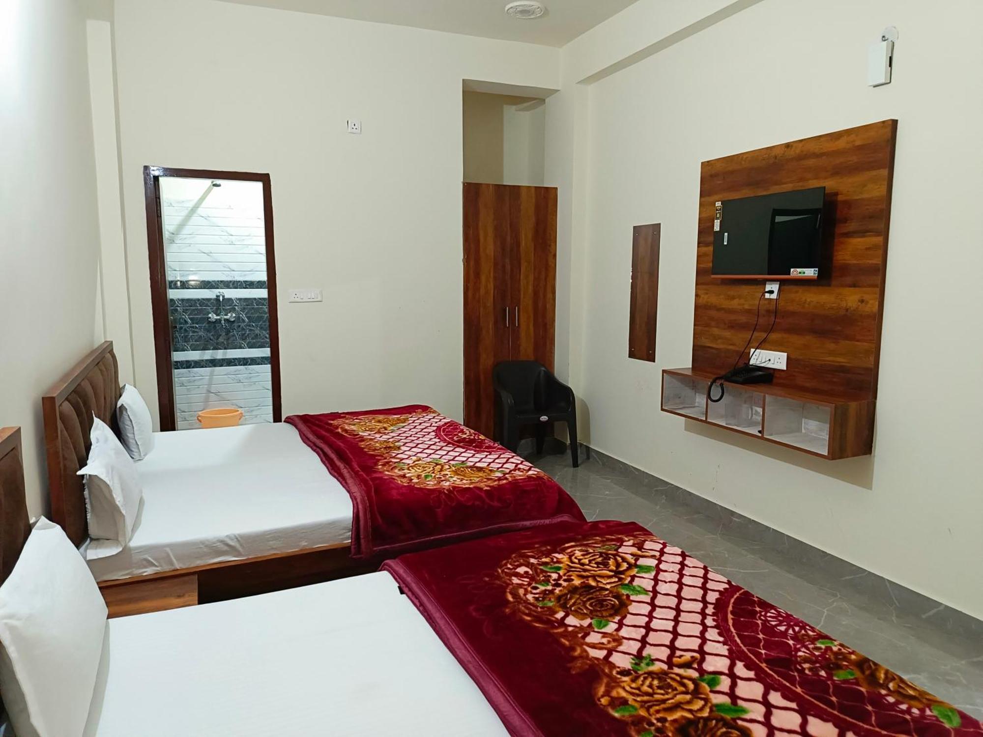 Hotel Shri Girraj Residency à Mathura Extérieur photo