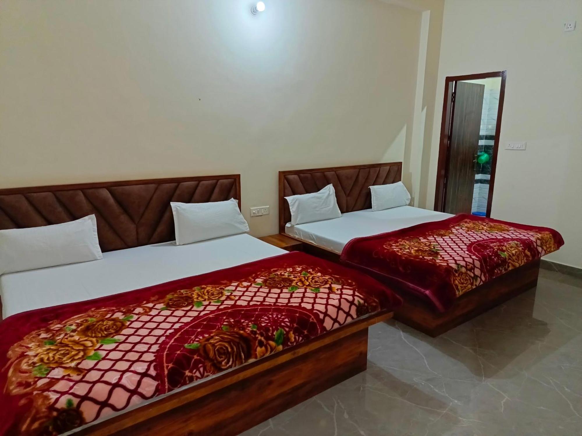 Hotel Shri Girraj Residency à Mathura Extérieur photo