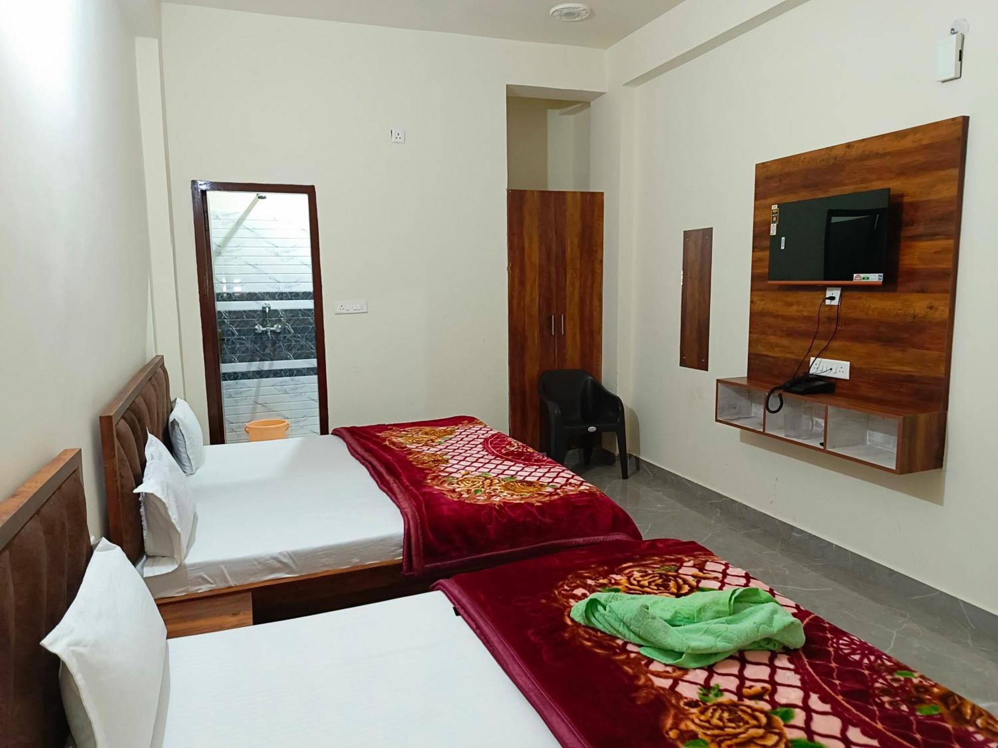 Hotel Shri Girraj Residency à Mathura Extérieur photo