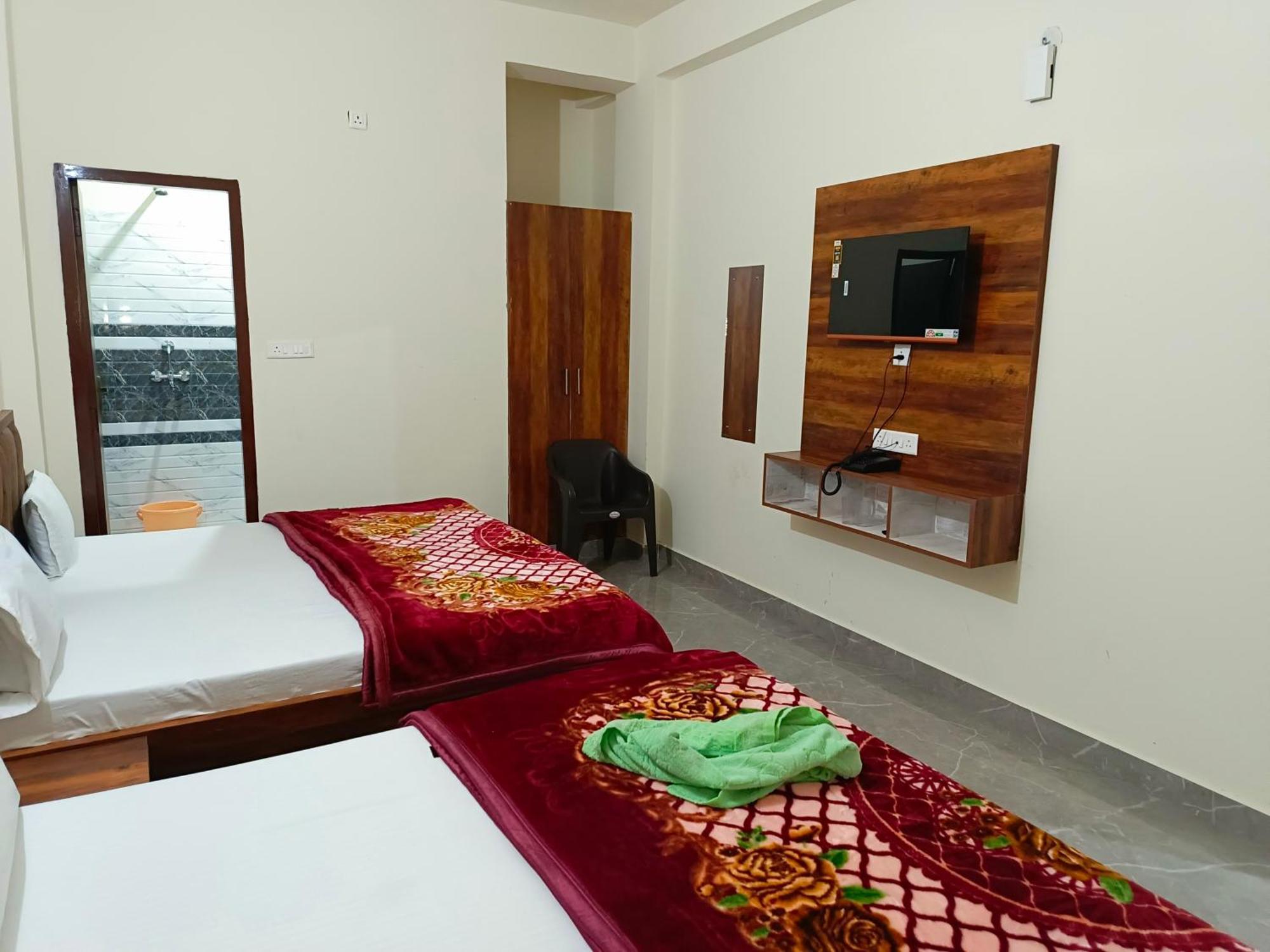 Hotel Shri Girraj Residency à Mathura Extérieur photo