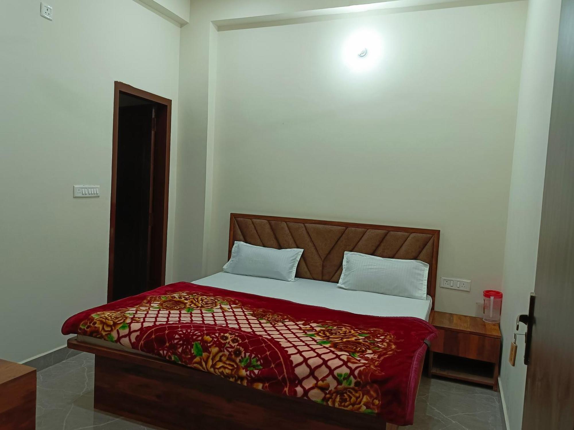 Hotel Shri Girraj Residency à Mathura Extérieur photo