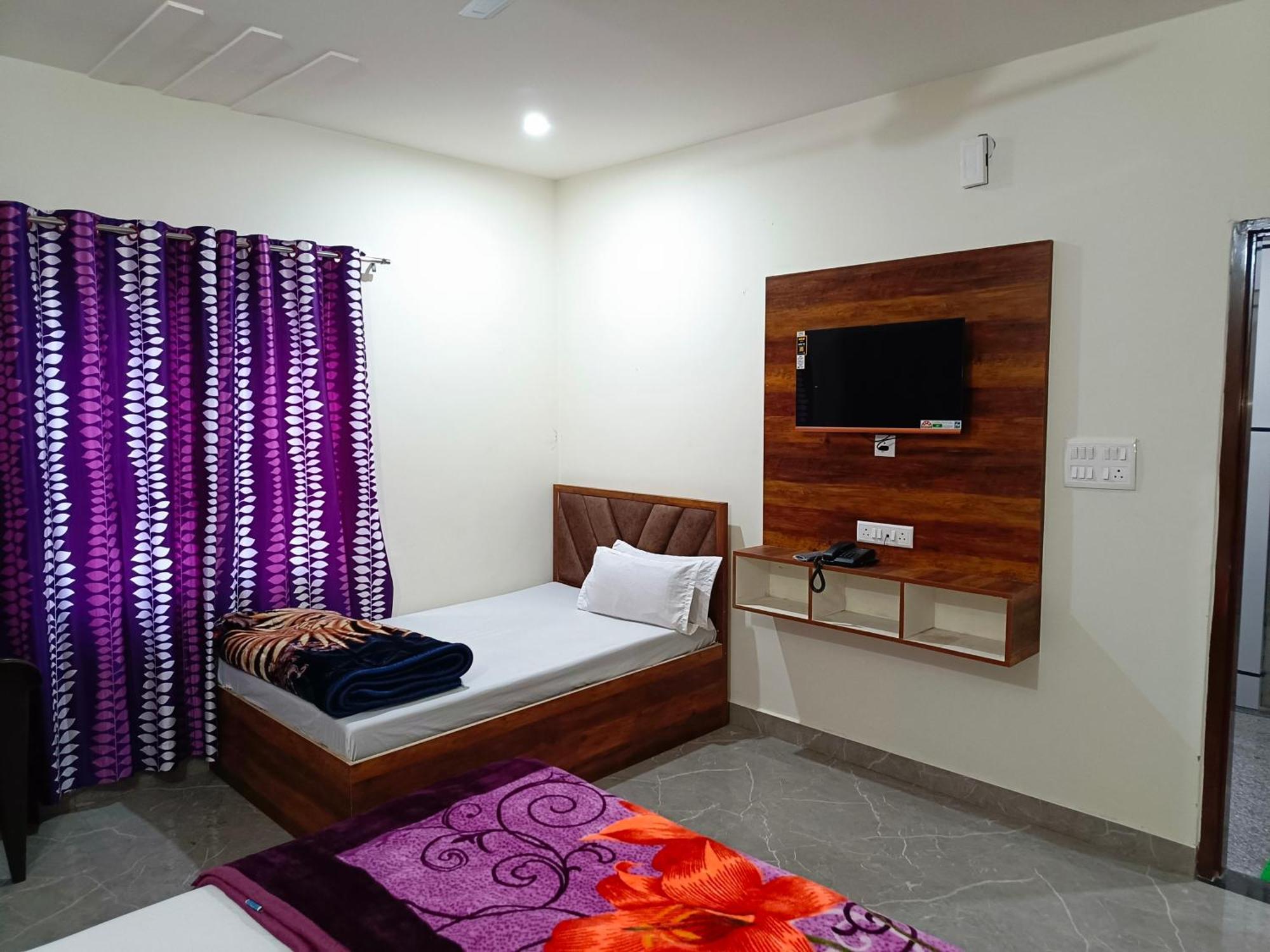 Hotel Shri Girraj Residency à Mathura Extérieur photo