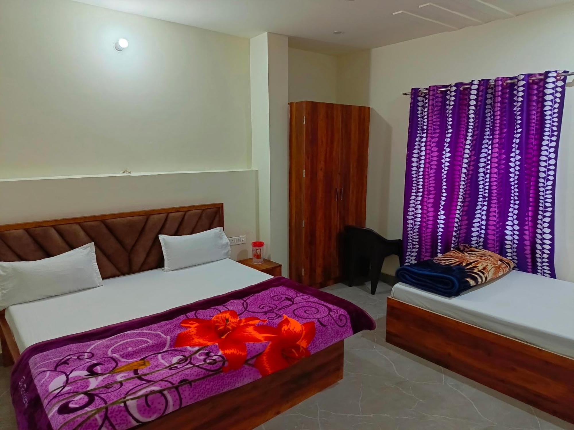Hotel Shri Girraj Residency à Mathura Extérieur photo