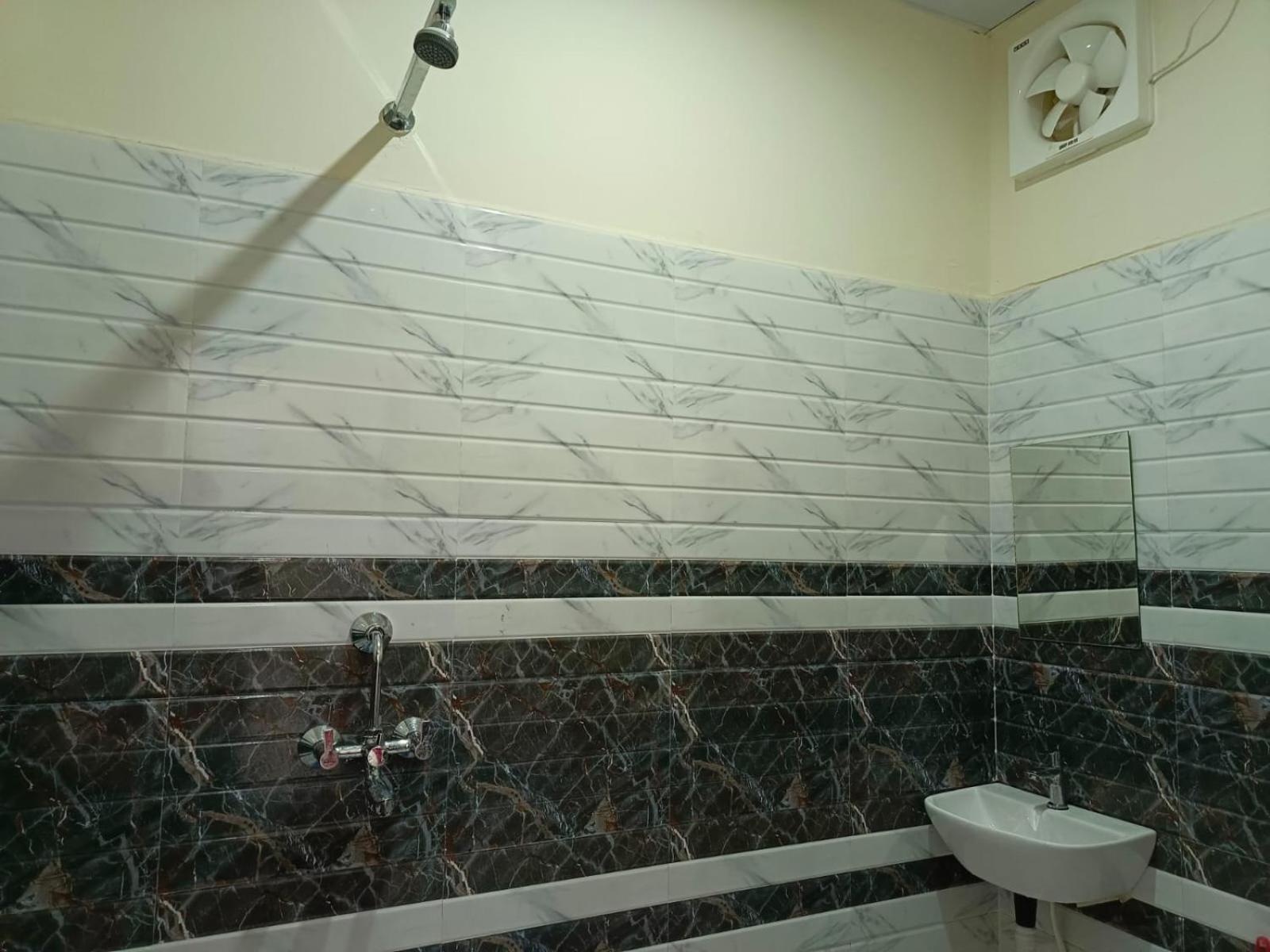 Hotel Shri Girraj Residency à Mathura Extérieur photo