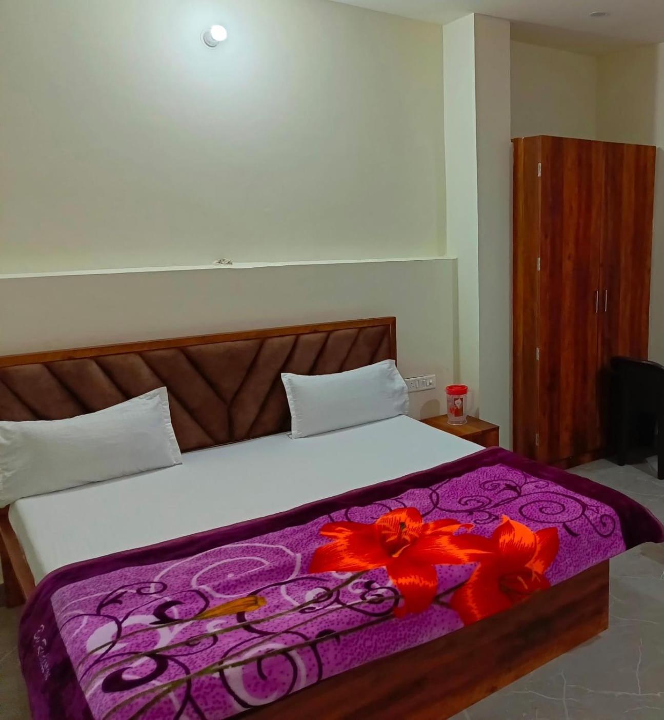 Hotel Shri Girraj Residency à Mathura Extérieur photo