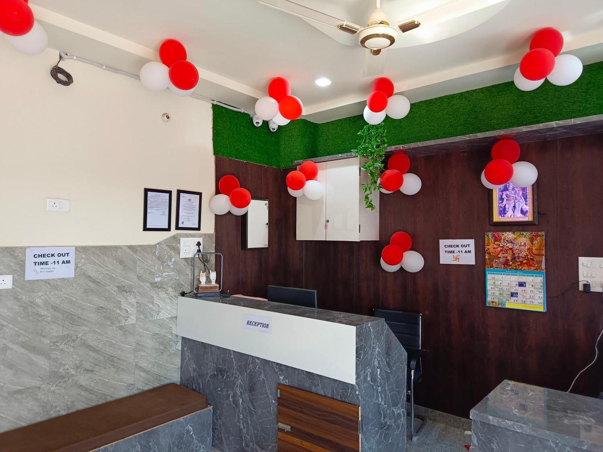 Hotel Shri Girraj Residency à Mathura Extérieur photo
