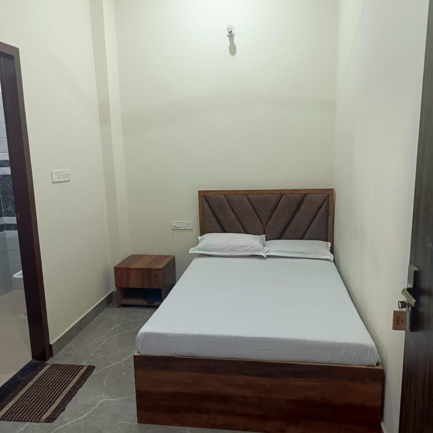 Hotel Shri Girraj Residency à Mathura Extérieur photo