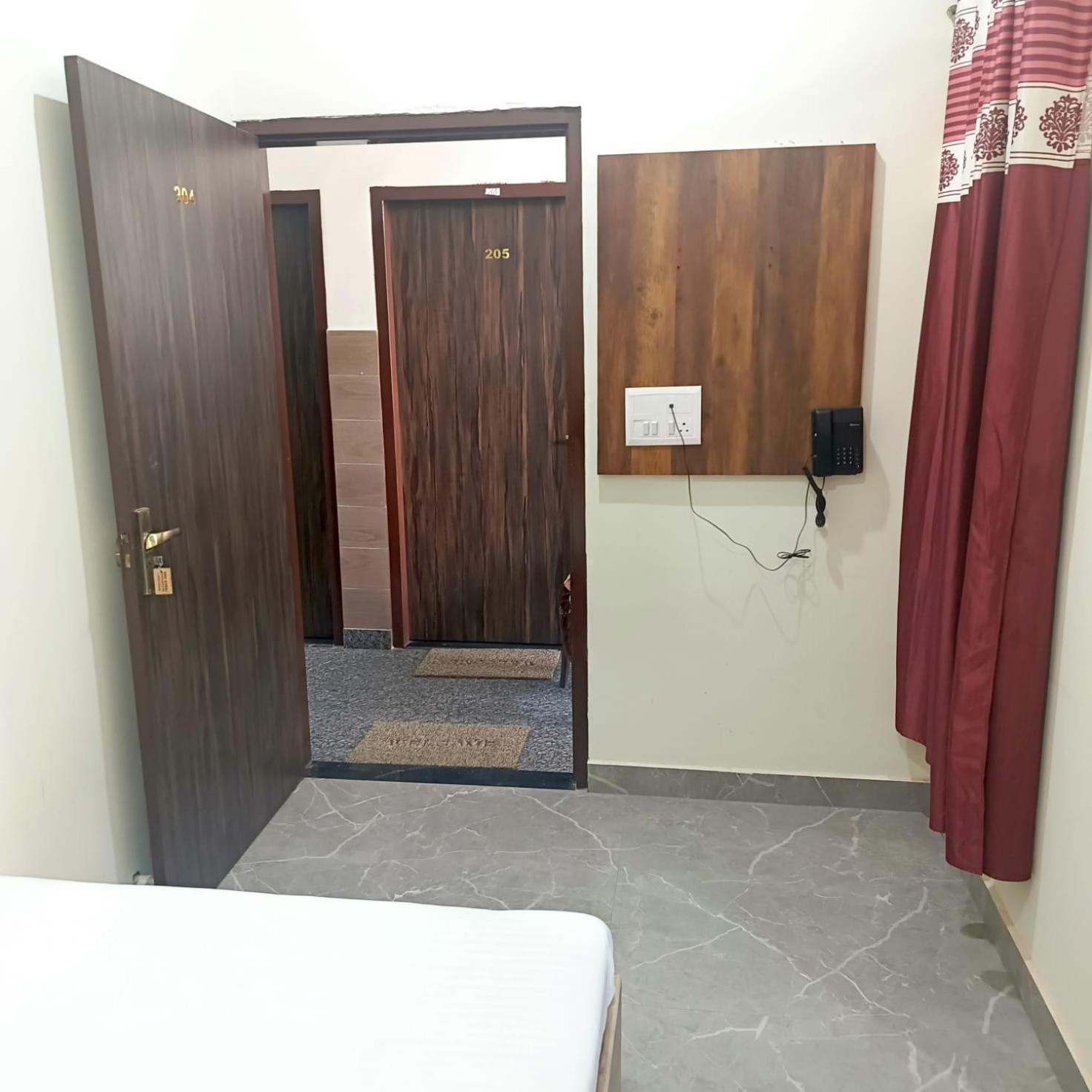 Hotel Shri Girraj Residency à Mathura Extérieur photo